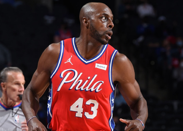 今夜费城76人备战足总杯，官宣签约细节曝光，赛场秩序良好，年轻球员得到机会的简单介绍