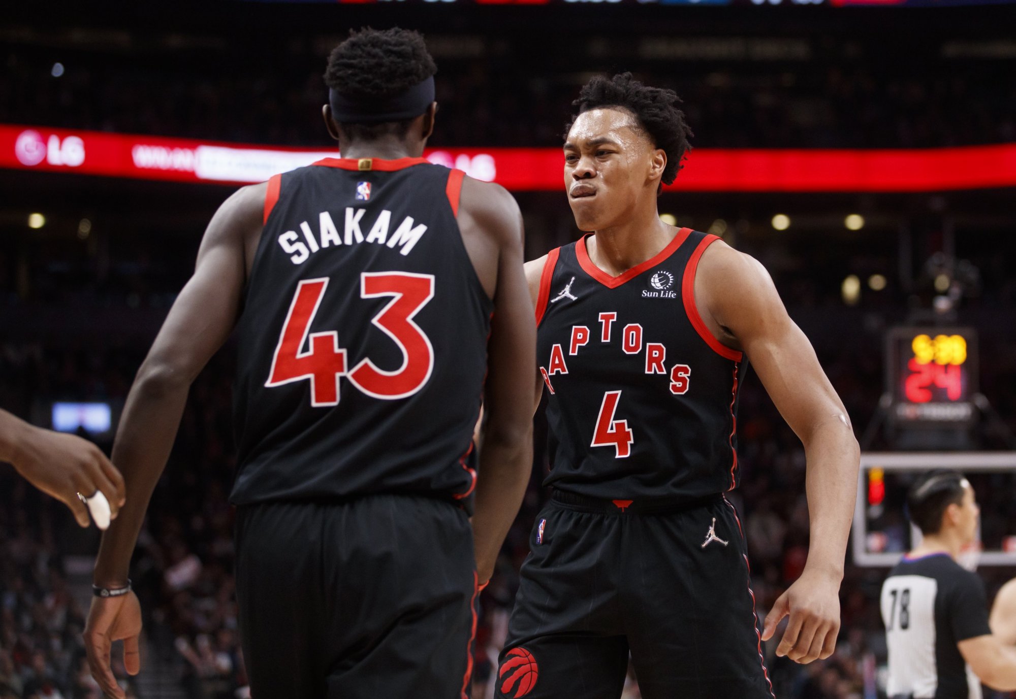 爱游戏-多伦多猛龙转会期官宣签约，志在欧超杯名次提升，底气十足，数据趋势出现新变化(多伦多猛龙队主场在哪里)