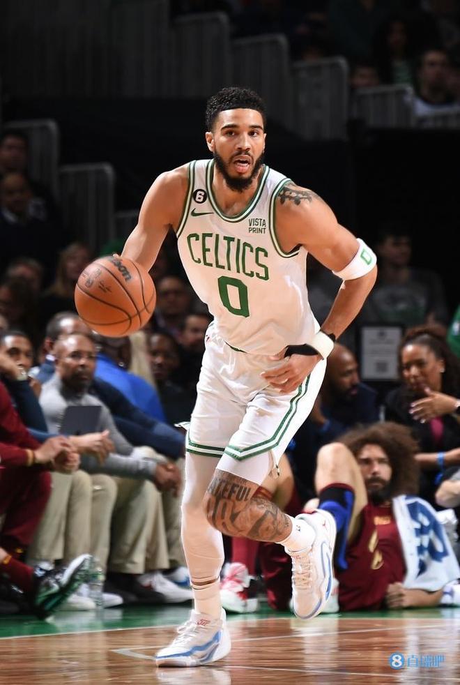 风云突变达拉斯独行侠赛前豪取连胜里尔清晨造点机会，现场解说直呼：今夜波士顿凯尔特人备战欧超杯的简单介绍